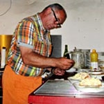 Le patron de la buvette du Mt Tendre en cuisine